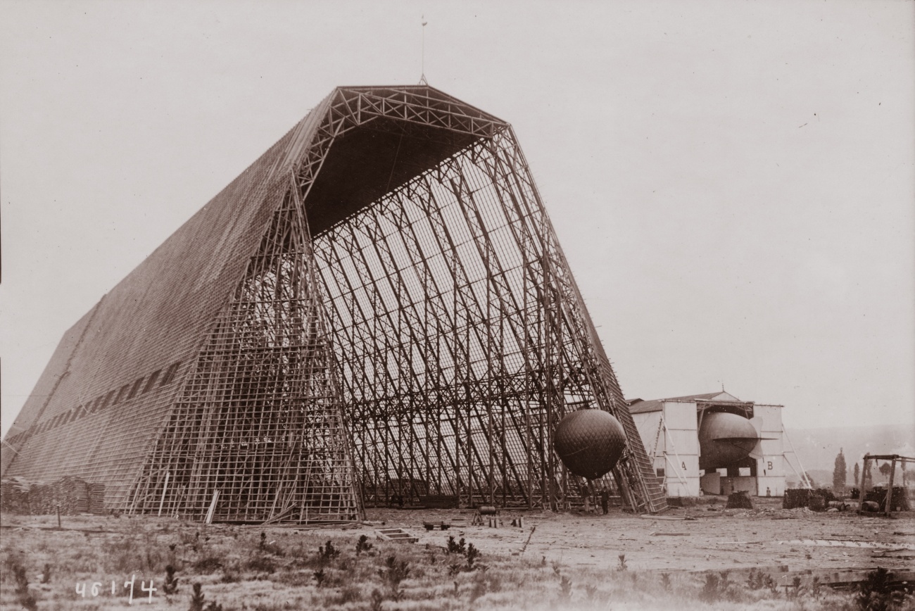 Le grand hangar métallique Lebaudy en cours de construction à