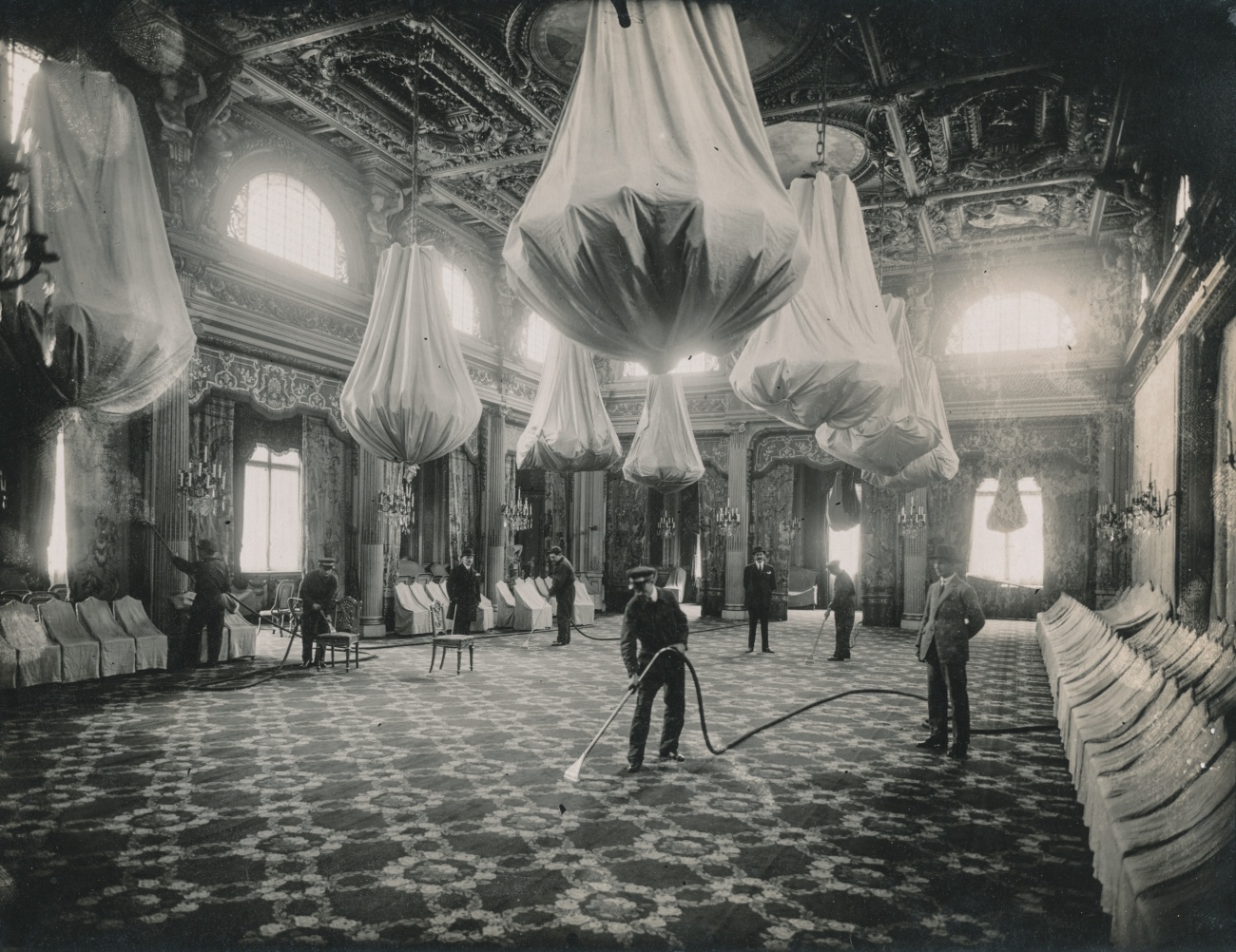 Nettoyage de la Grande Salle des Fêtes de l'Élysée