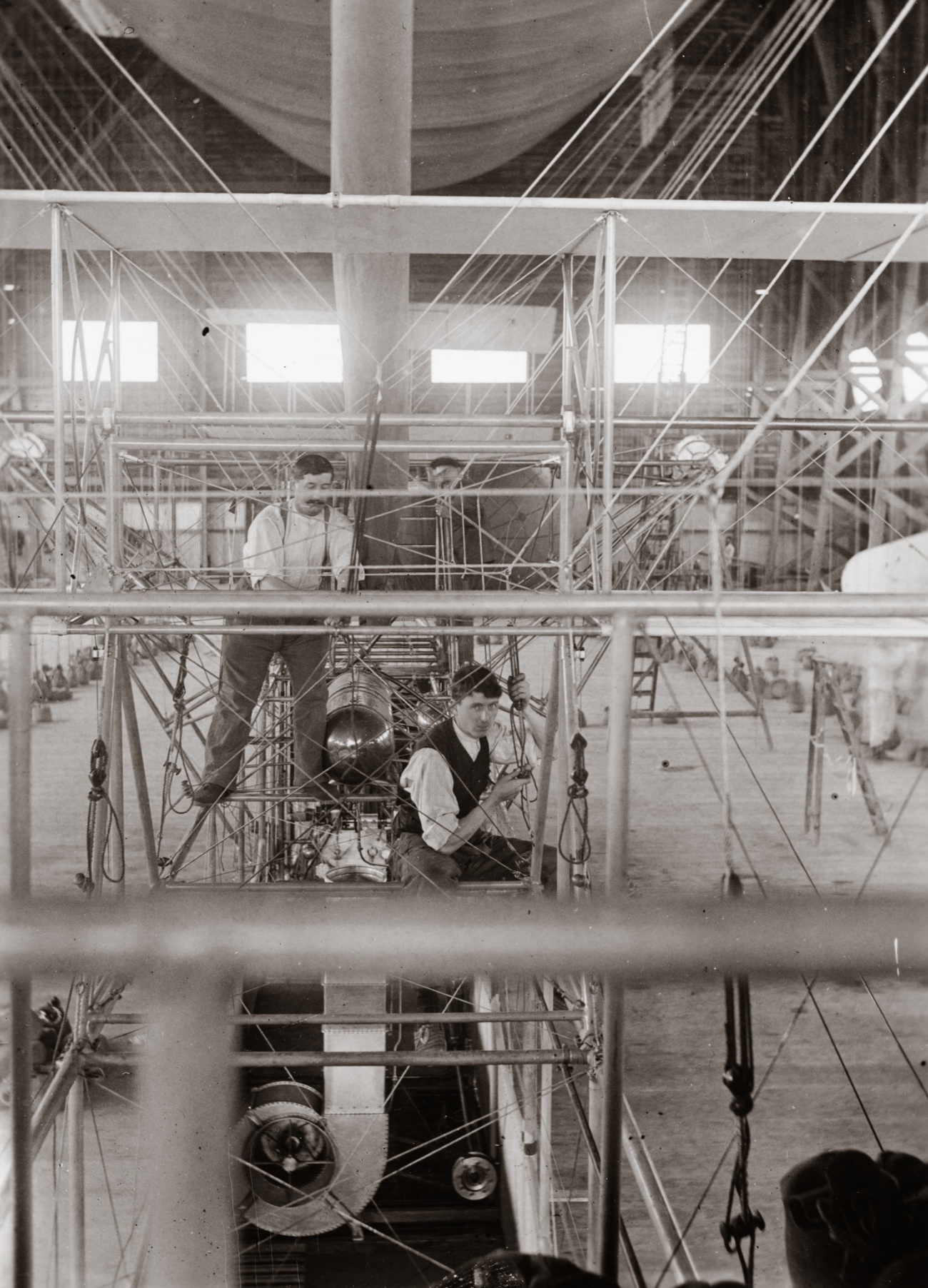 Ouvriers travaillants à la suspension et à l'appareillage du Commandant Coutelle à St-Cyr.